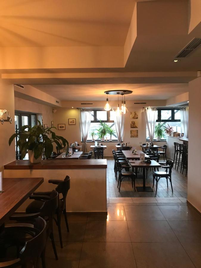 אולומוץ Restaurace A Penzion U Klasku מראה חיצוני תמונה