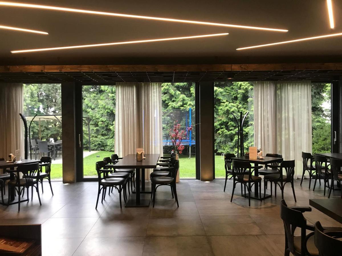 אולומוץ Restaurace A Penzion U Klasku מראה חיצוני תמונה